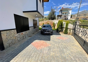 Уютная вилла с большим участком — комфорт и тишина в окружении природы