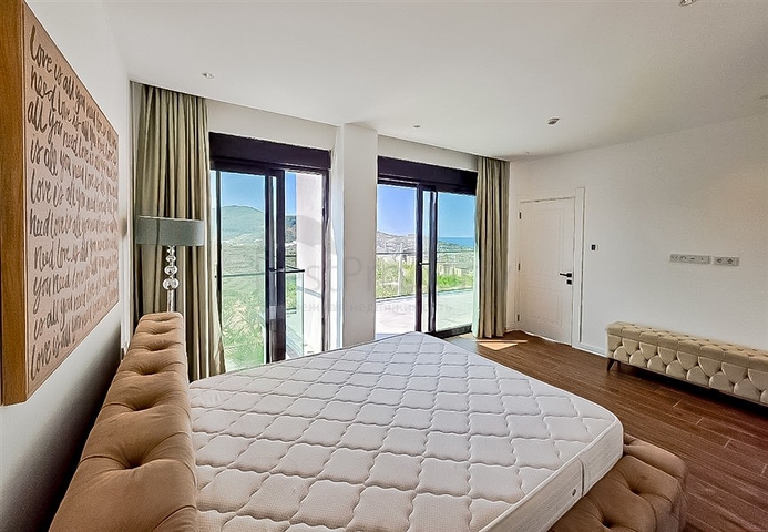 Современная вилла с морским видом в окружении природы и премиального комфорта