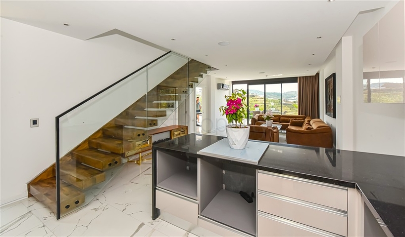 Современная вилла с морским видом в окружении природы и премиального комфорта