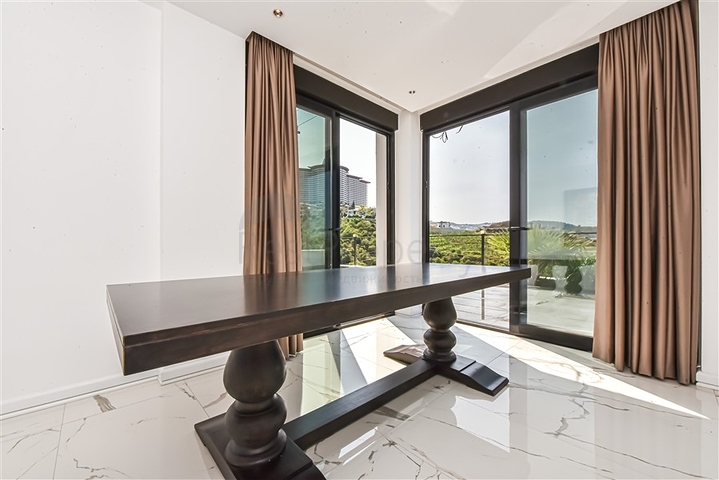 Современная вилла с морским видом в окружении природы и премиального комфорта