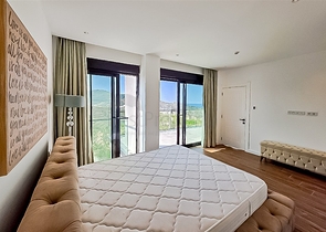 Современная вилла с морским видом в окружении природы и премиального комфорта