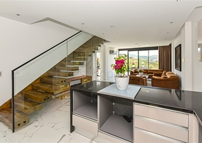 Современная вилла с морским видом в окружении природы и премиального комфорта