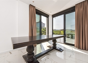 Современная вилла с морским видом в окружении природы и премиального комфорта