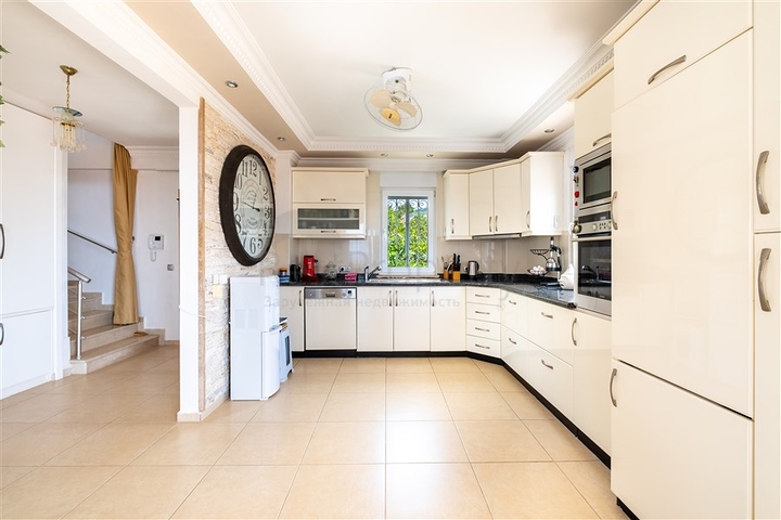 Идеальный дом у моря: просторная вилла с видом на Средиземное море