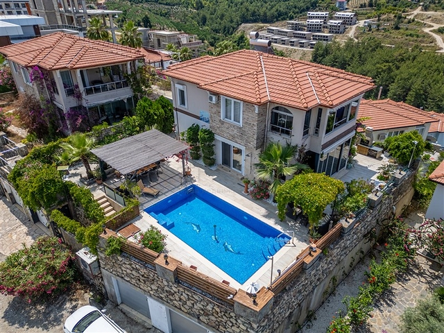 Идеальный дом у моря: просторная вилла с видом на Средиземное море