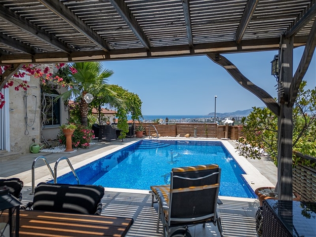 Идеальный дом у моря: просторная вилла с видом на Средиземное море