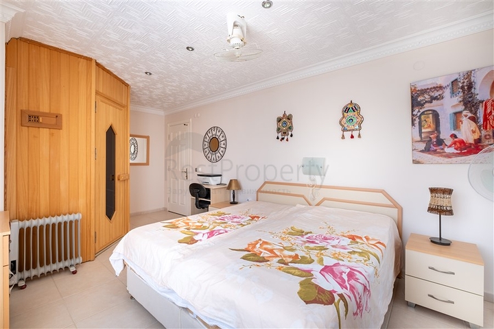 Идеальный дом у моря: просторная вилла с видом на Средиземное море