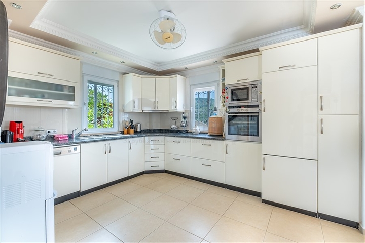 Идеальный дом у моря: просторная вилла с видом на Средиземное море