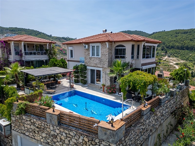 Идеальный дом у моря: просторная вилла с видом на Средиземное море