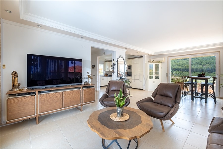 Идеальный дом у моря: просторная вилла с видом на Средиземное море