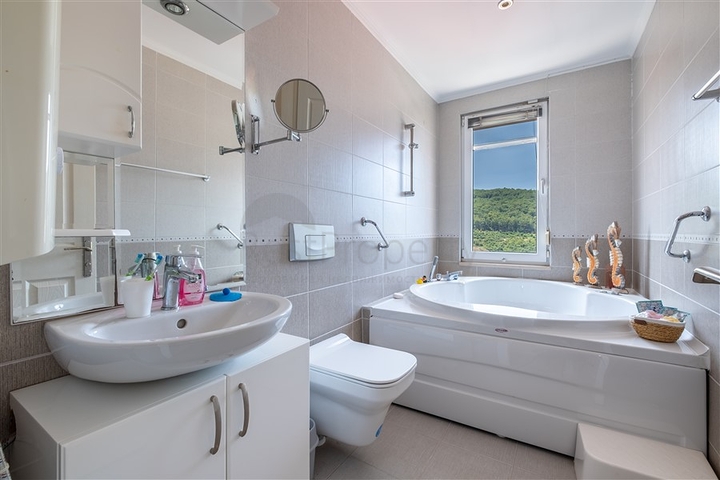 Идеальный дом у моря: просторная вилла с видом на Средиземное море