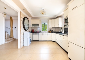 Идеальный дом у моря: просторная вилла с видом на Средиземное море