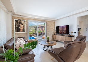 Идеальный дом у моря: просторная вилла с видом на Средиземное море