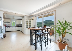 Идеальный дом у моря: просторная вилла с видом на Средиземное море