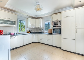 Идеальный дом у моря: просторная вилла с видом на Средиземное море