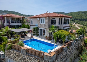 Идеальный дом у моря: просторная вилла с видом на Средиземное море