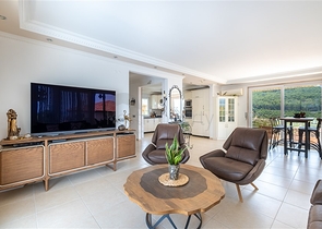 Идеальный дом у моря: просторная вилла с видом на Средиземное море