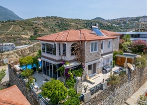 Идеальный дом у моря: просторная вилла с видом на Средиземное море