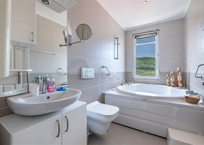 Идеальный дом у моря: просторная вилла с видом на Средиземное море