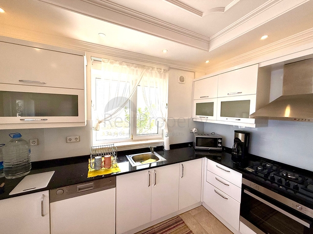 Просторная меблированная вилла с террасой в окружении природы Просторная меблированная вилла с террасой в окружении природы