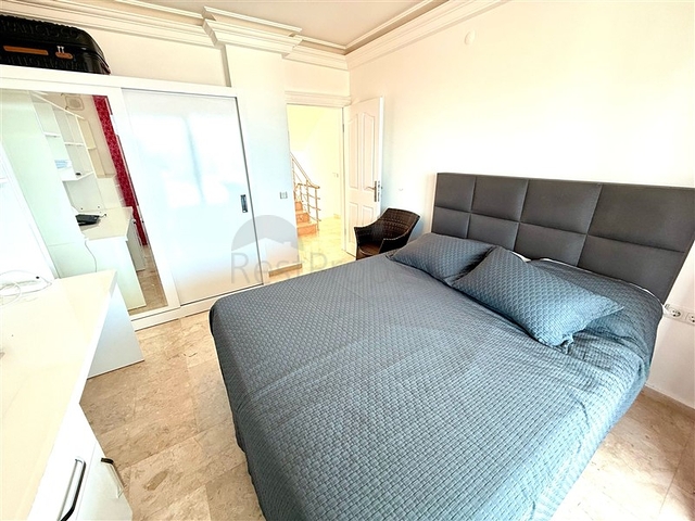 Просторная меблированная вилла с террасой в окружении природы Просторная меблированная вилла с террасой в окружении природы