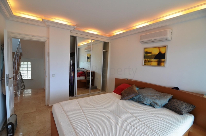 Просторная меблированная вилла с террасой в окружении природы Просторная меблированная вилла с террасой в окружении природы