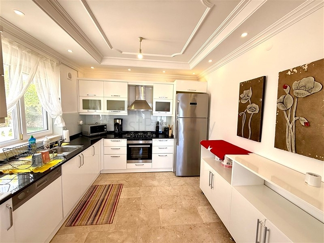 Просторная меблированная вилла с террасой в окружении природы Просторная меблированная вилла с террасой в окружении природы