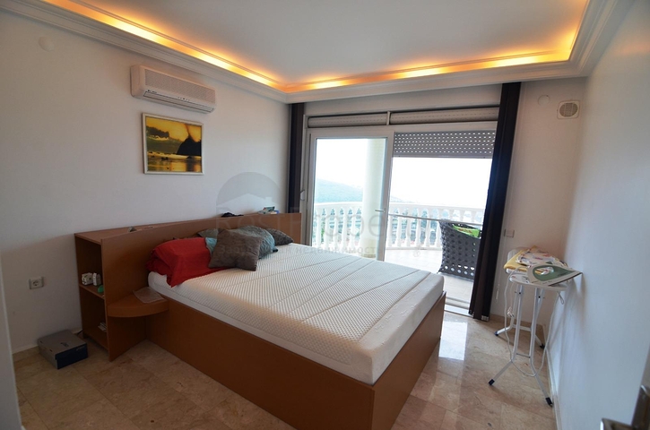 Просторная меблированная вилла с террасой в окружении природы Просторная меблированная вилла с террасой в окружении природы