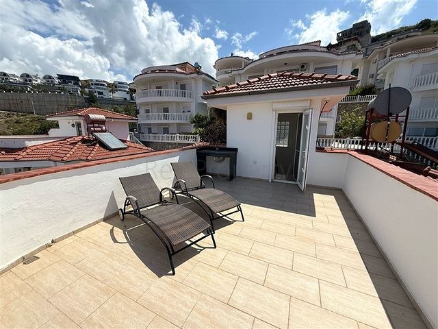 Просторная меблированная вилла с террасой в окружении природы Просторная меблированная вилла с террасой в окружении природы