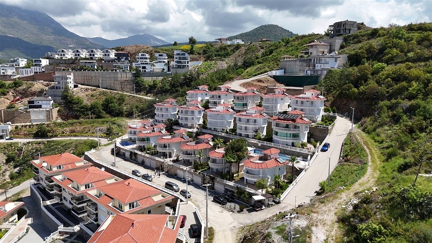 Просторная меблированная вилла с террасой в окружении природы Просторная меблированная вилла с террасой в окружении природы