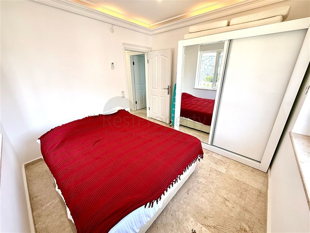 Просторная меблированная вилла с террасой в окружении природы Просторная меблированная вилла с террасой в окружении природы