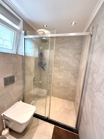 Просторная меблированная вилла с террасой в окружении природы Просторная меблированная вилла с террасой в окружении природы