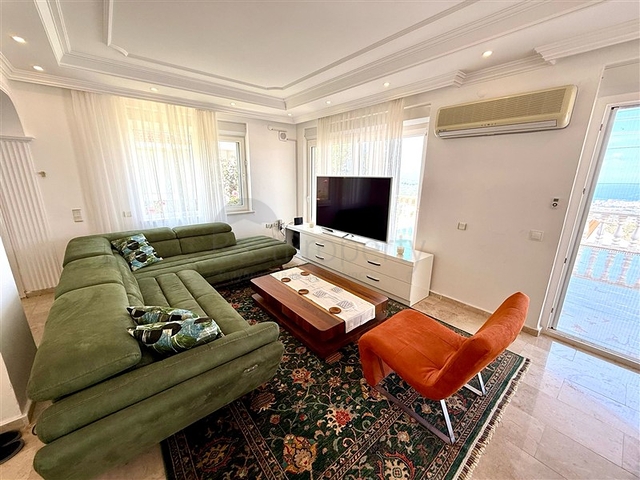 Просторная меблированная вилла с террасой в окружении природы Просторная меблированная вилла с террасой в окружении природы