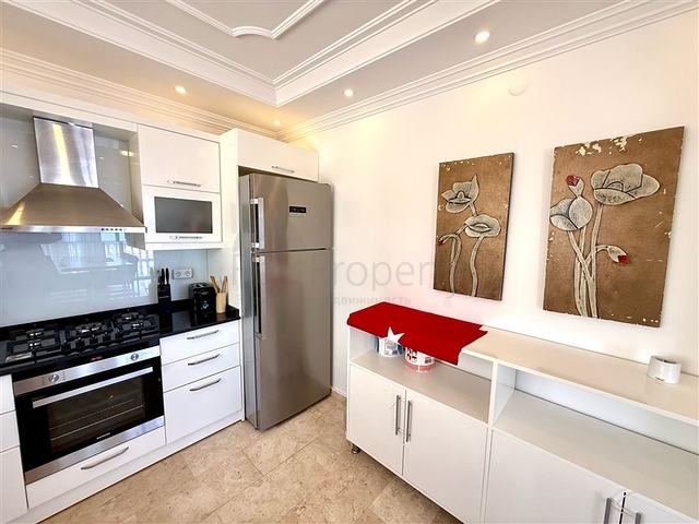 Просторная меблированная вилла с террасой в окружении природы Просторная меблированная вилла с террасой в окружении природы