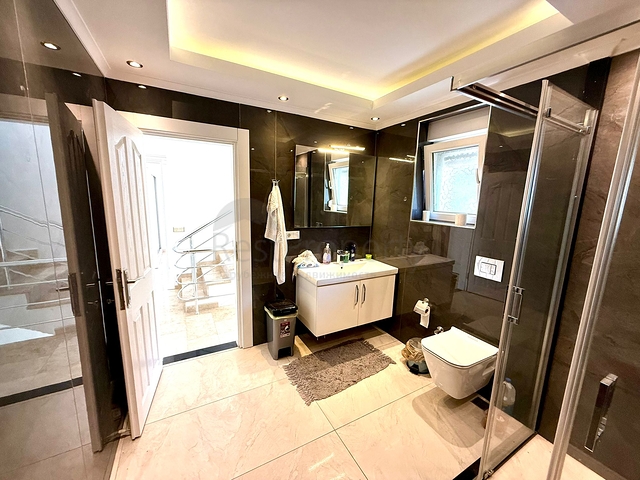 Просторная меблированная вилла с террасой в окружении природы Просторная меблированная вилла с террасой в окружении природы