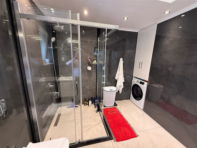 Просторная меблированная вилла с террасой в окружении природы Просторная меблированная вилла с террасой в окружении природы