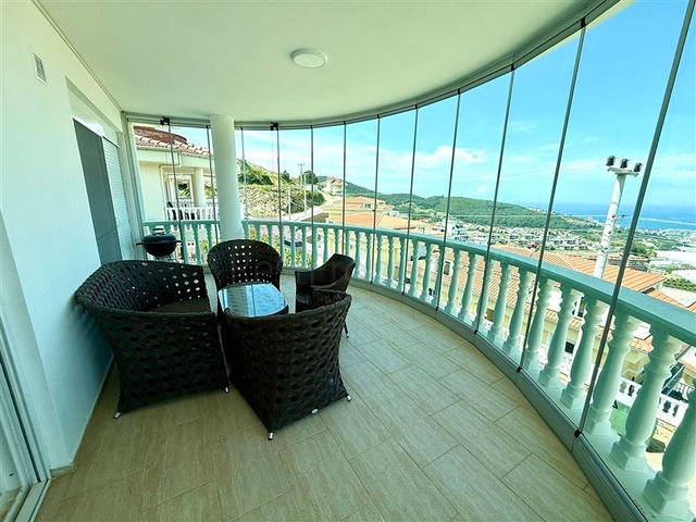 Просторная меблированная вилла с террасой в окружении природы Просторная меблированная вилла с террасой в окружении природы