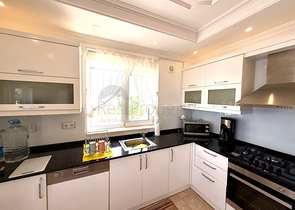 Просторная меблированная вилла с террасой в окружении природы Просторная меблированная вилла с террасой в окружении природы