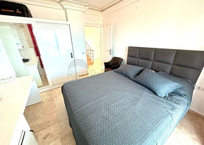 Просторная меблированная вилла с террасой в окружении природы Просторная меблированная вилла с террасой в окружении природы