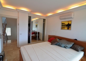 Просторная меблированная вилла с террасой в окружении природы Просторная меблированная вилла с террасой в окружении природы