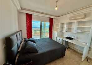 Просторная меблированная вилла с террасой в окружении природы Просторная меблированная вилла с террасой в окружении природы