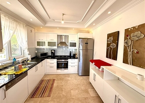 Просторная меблированная вилла с террасой в окружении природы Просторная меблированная вилла с террасой в окружении природы