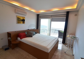 Просторная меблированная вилла с террасой в окружении природы Просторная меблированная вилла с террасой в окружении природы