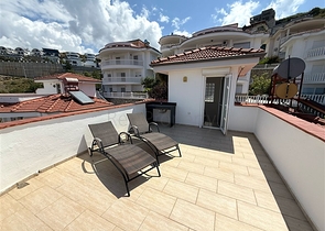 Просторная меблированная вилла с террасой в окружении природы Просторная меблированная вилла с террасой в окружении природы