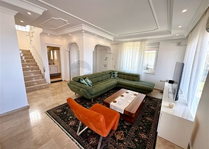 Просторная меблированная вилла с террасой в окружении природы Просторная меблированная вилла с террасой в окружении природы