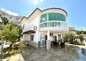 Просторная меблированная вилла с террасой в окружении природы Просторная меблированная вилла с террасой в окружении природы