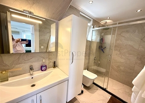 Просторная меблированная вилла с террасой в окружении природы Просторная меблированная вилла с террасой в окружении природы