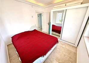 Просторная меблированная вилла с террасой в окружении природы Просторная меблированная вилла с террасой в окружении природы