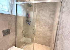 Просторная меблированная вилла с террасой в окружении природы Просторная меблированная вилла с террасой в окружении природы