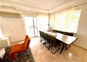 Просторная меблированная вилла с террасой в окружении природы Просторная меблированная вилла с террасой в окружении природы